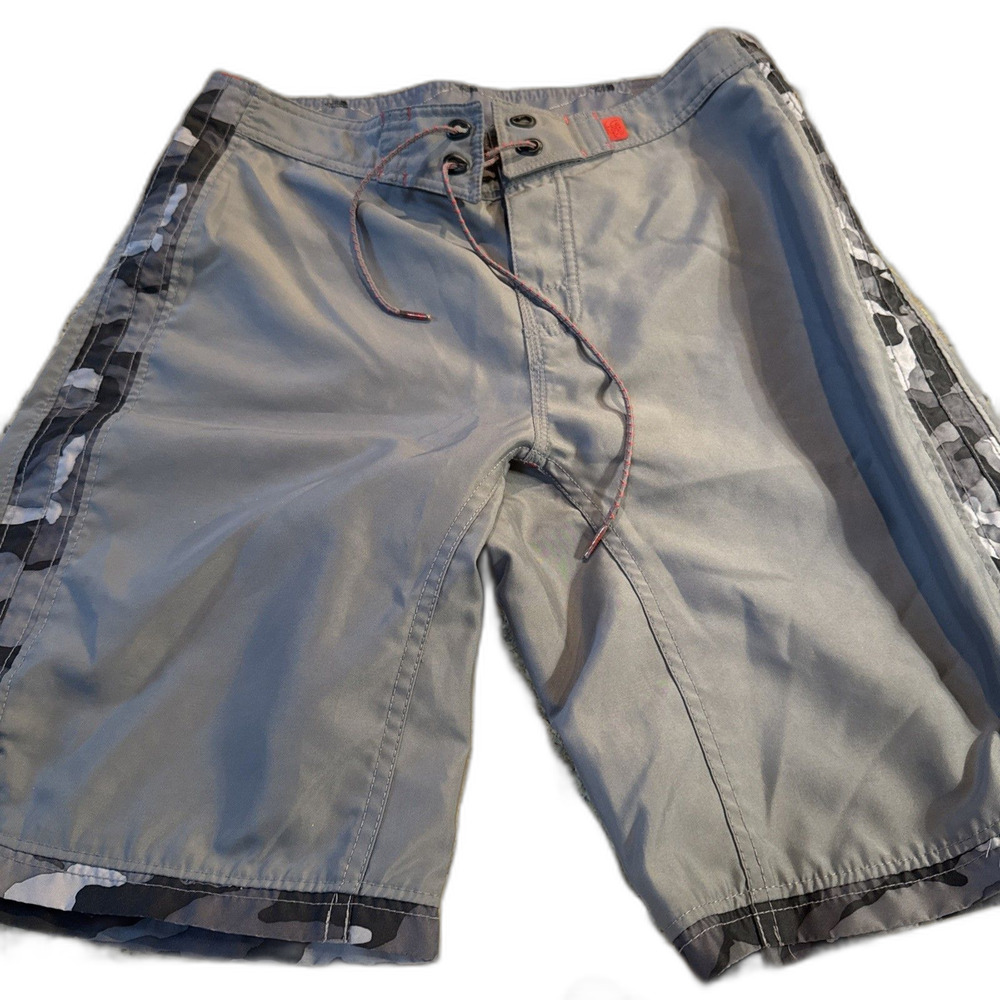 North face Shorts Men’s Gray Front Camo Sides Hiking Size 32